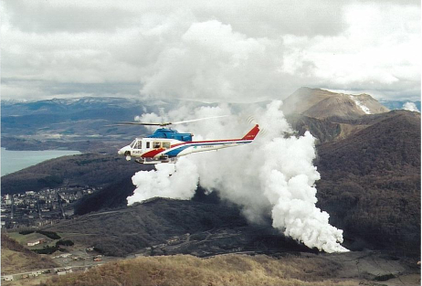噴火した有珠山を監視する防災対策ヘリコプター「ほっかい」（平成12年4月）