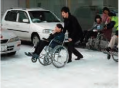 雪道介助の様子
