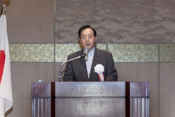 総理大臣メッセージを代読する太田大臣