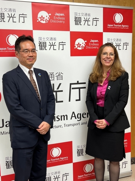 (左)村田観光庁長官 (右)カマルシャウイ局長