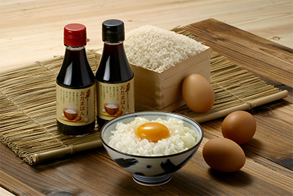 「卵かけご飯ブーム」「専用調味料ブーム」の火付け役になった卵かけご飯専用醤油「おたまはん」。令和2年3月末までに累計372万本を販売している。