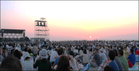 県内外から毎年５万人以上が来場する日本海夕日コンサート（新潟県新潟海岸）写真
