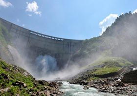 黒部ダム ～高さ186m　日本一の高さを誇るダム～