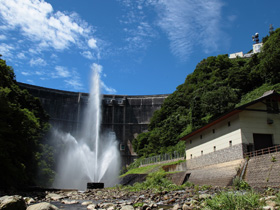 真名川ダム ～大自然に囲まれた大迫力の噴水と曲線美～