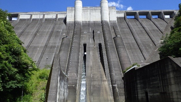 小里川ダム ～いやす（癒す）里にそびえ立つ自由に内部に入れるダム～
