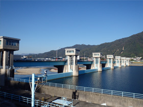 高瀬堰　～広島県西部の5市・5町約160万人の水利用を支えています！！ ～