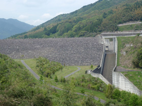 藤波ダム～水源の森１００選に佇むロックフィルダム