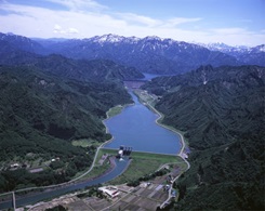 只見ダム　～　天端から田子倉ダムが見えるロックフィルダム　～