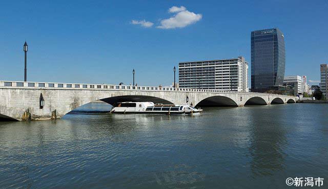 まちのシンボル萬代橋と信濃川