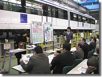 車両基地での説明風景