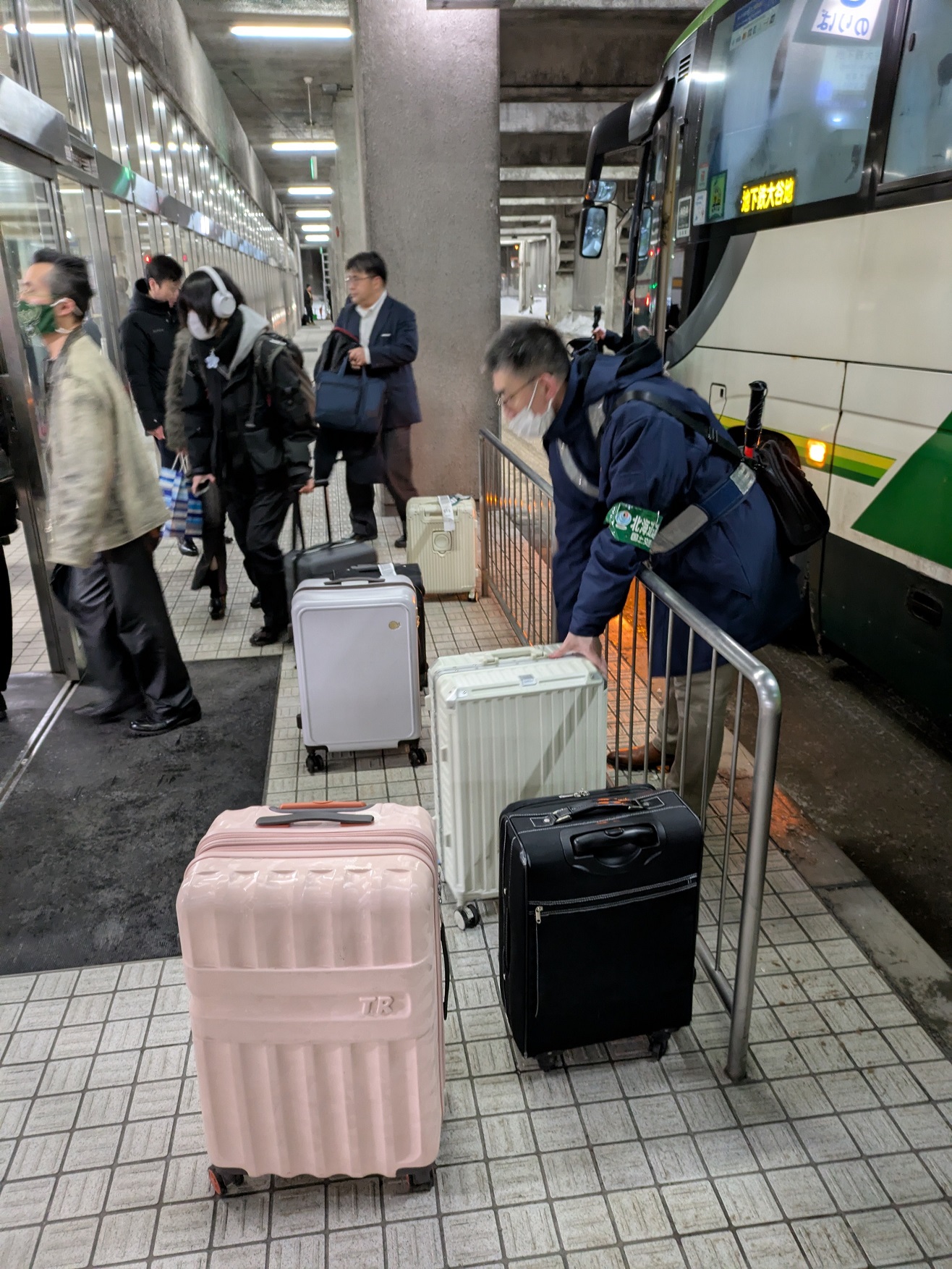 大谷地バスターミナルでの乗客サポートの様子