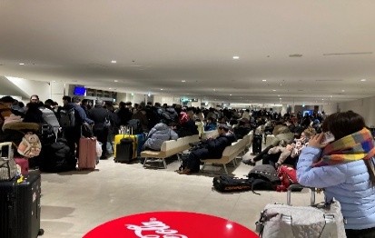 鉄道待ちの行列の様子（ターミナルビル1階）