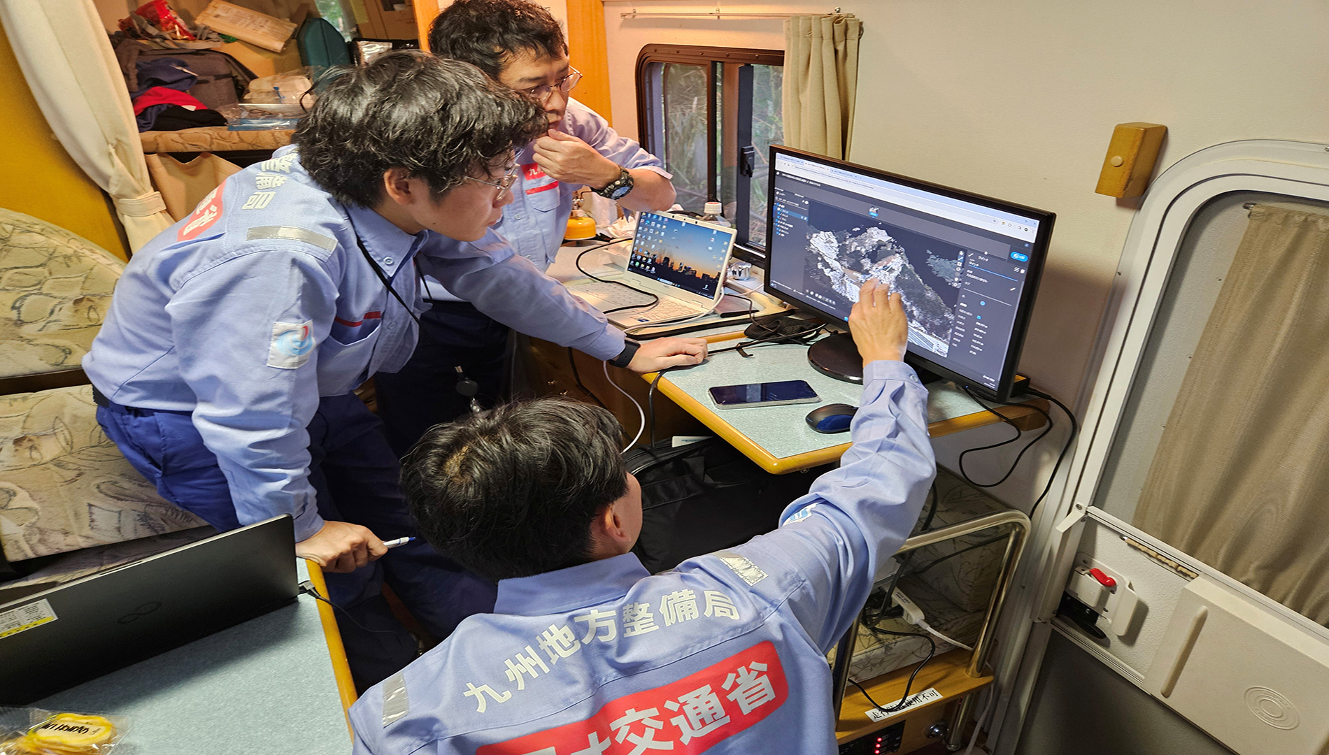 災害対策車両内での三次元点群データ処理作業（能登半島地震）