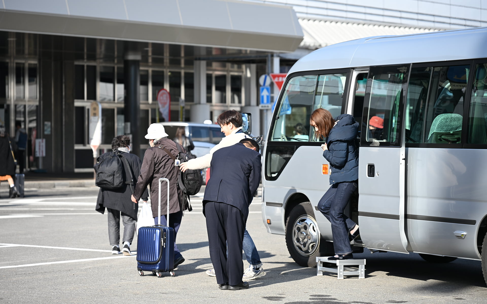 地域の送迎は「各施設ごと」から変えられるか。福祉・教育・観光を横断した、施設送迎の共同活用実証記事のメインビジュアル