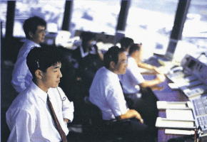 羽田空港における管制官の業務風景