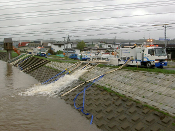 排水ポンプ車による排水活動支援（平成18年10月美幌町）