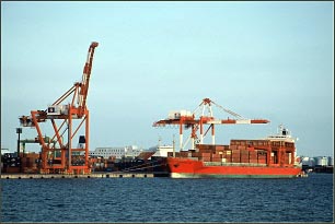 Foreign trade container terminal service supports Hokkai international logistics (Port of Tomakomai)