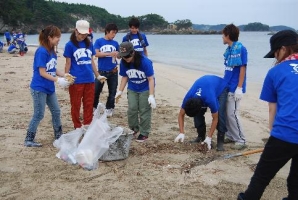 気仙沼大島田中浜の清掃活動