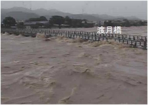 渡月橋の欄干まで水位が上昇した桂川（京都市嵐山地区）