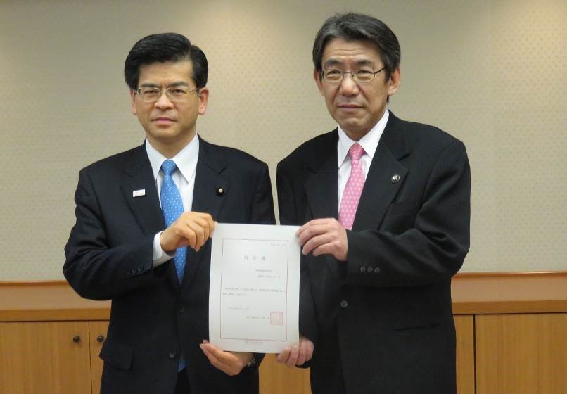 石井国土交通大臣と蝦名釧路市長のお二人での記念撮影