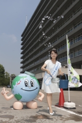 打ち水風景（2015ミス日本「水の天使」柴田美奈さんと東京都下水道局キャラクター「アースくん」）