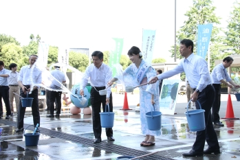 打ち水を行う石井大臣と工藤政務官