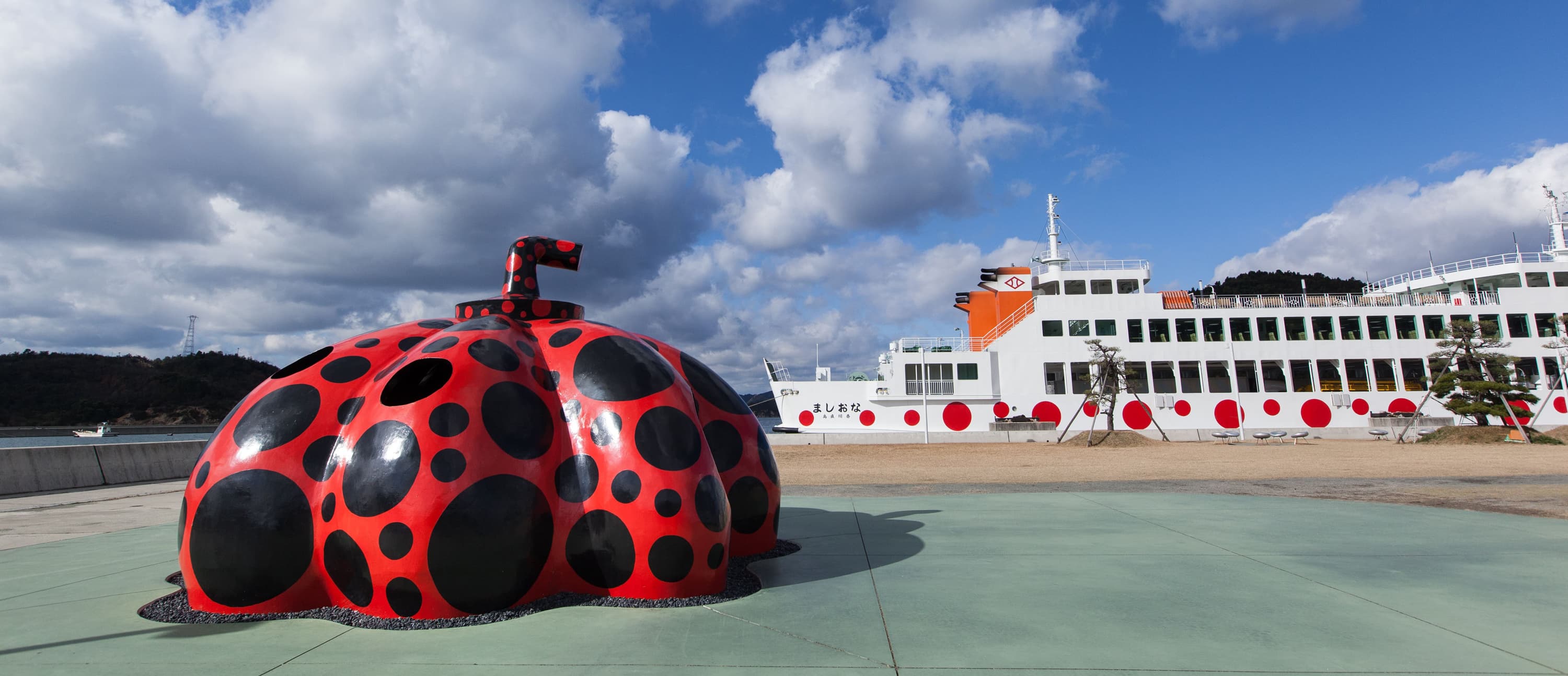 Red Pumpkin© Yayoi Kusama,2006 Naoshima Miyanoura Port Square Photo／Daisuke Aochi