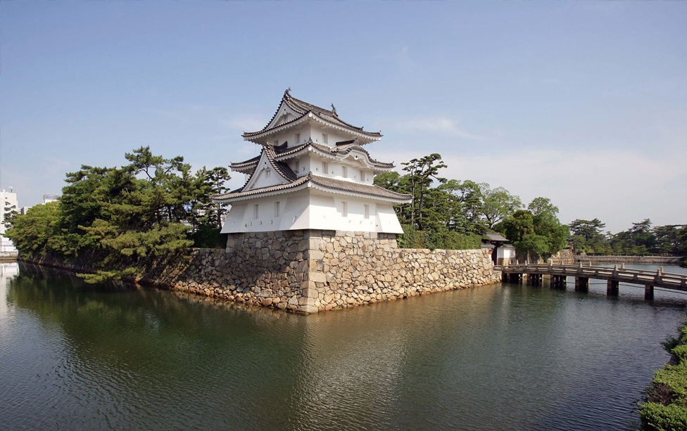Ushitorayagura Turret appearing to float in the inner moat