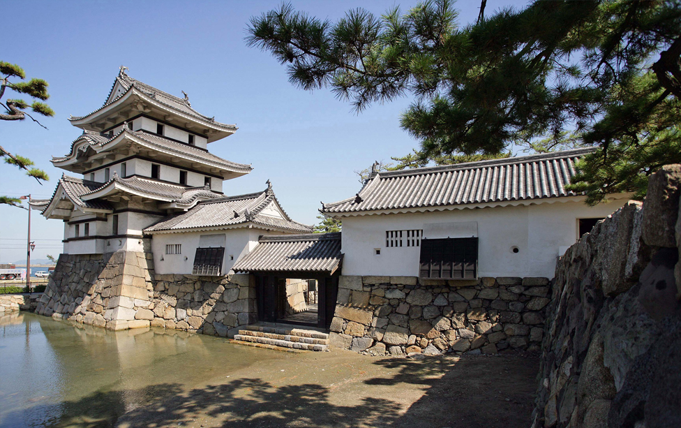 Tsukimiyagura Turret and Mizutegomon Gate, the main gate to the sea