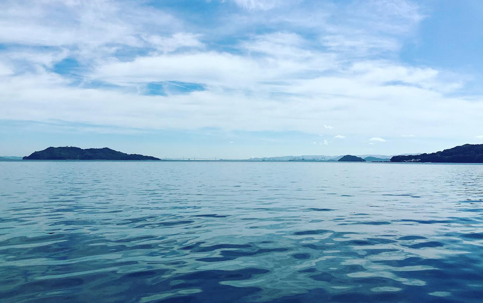 雲と海の境目が