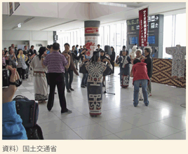新千歳空港国際線ターミナルにおけるアイヌ古式舞踊の披露による歓迎