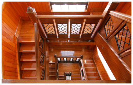 図表II-3-3-3　創建当時の意匠を残しつつリニューアルした彦根地方気象台の木造階段
