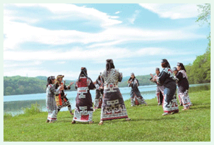 ユネスコの無形文化遺産に登録されているアイヌ古式舞踊