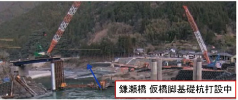 図表Ⅰ-1-1-25 球磨川における復旧工事の状況 下)仮橋設置工事