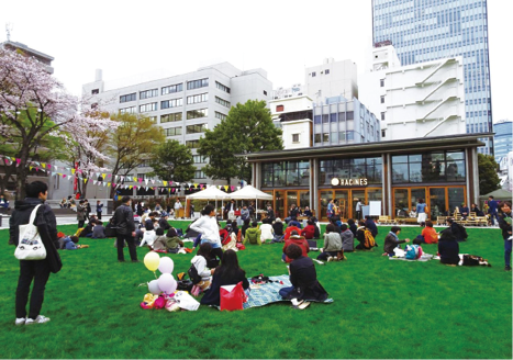 図表Ⅰ-3-1-23　公園を芝生や民間カフェ設置で再生（豊島区南池袋公園）