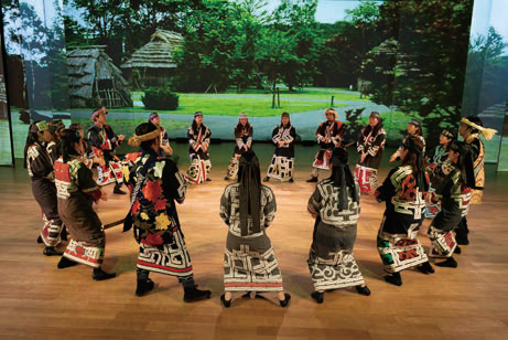 ユネスコの無形文化遺産に登録されているアイヌ古式舞踊