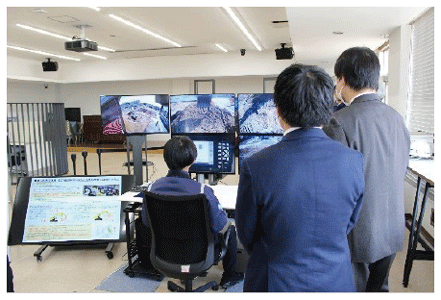 <無人化施工体験【ICTバックホウの遠隔操縦】>