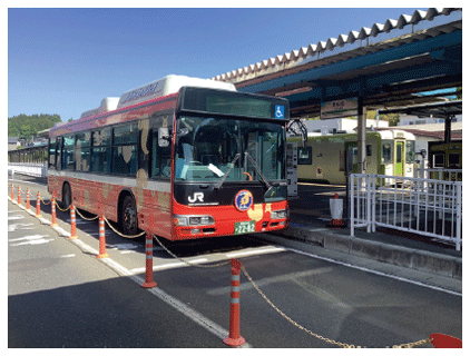 <鉄道とBRTが同じホームに乗り入れる気仙沼駅>