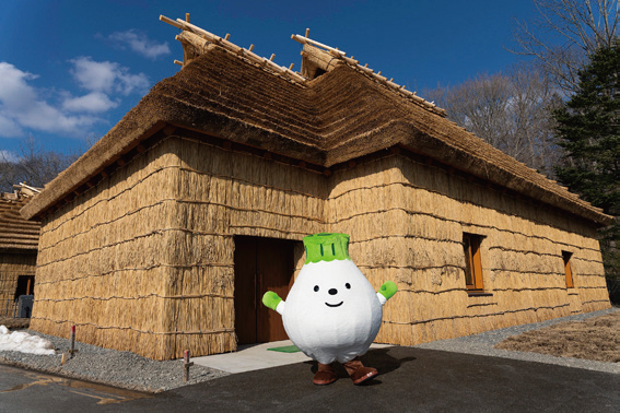 ウポポイPRキャラクター「トゥレッポん」とチセ(家屋)