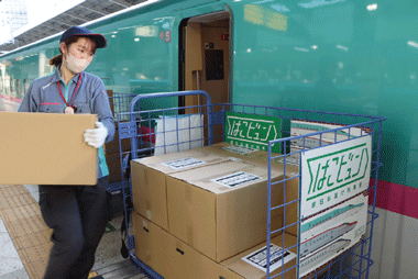 新幹線からの荷卸しの様子