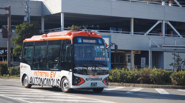 運行に使用されている自動運転バス車両