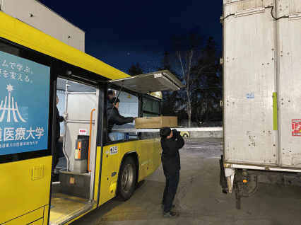 貨客混載バスに荷物を積む様子