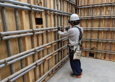 とび工が型枠組立を行う様子