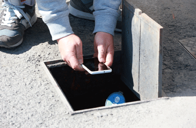 市民が水道メーターを撮る様子