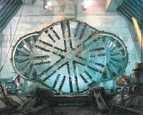 シールド工法による工事風景(着脱式泥水3連型駅シールド機)