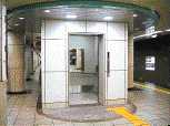 地下鉄駅に設置されたエレベーター