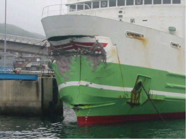 防波堤に衝突したカーフェリー