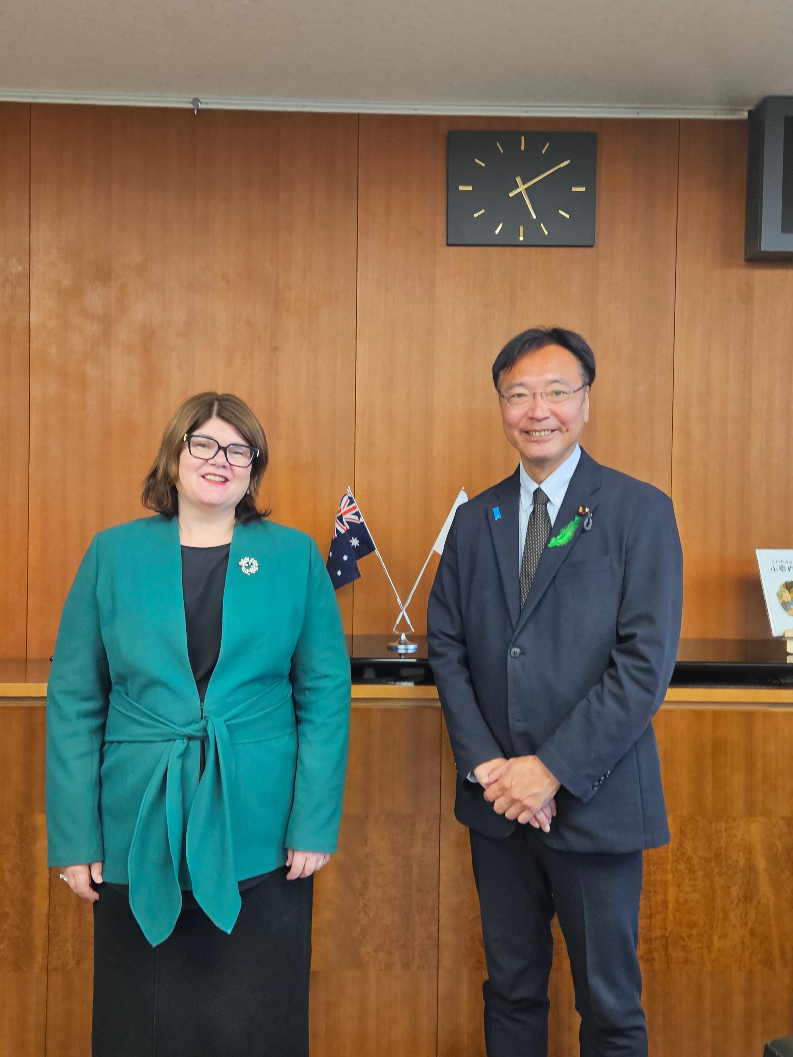 国定政務官（右） ベッティソン大臣（左）