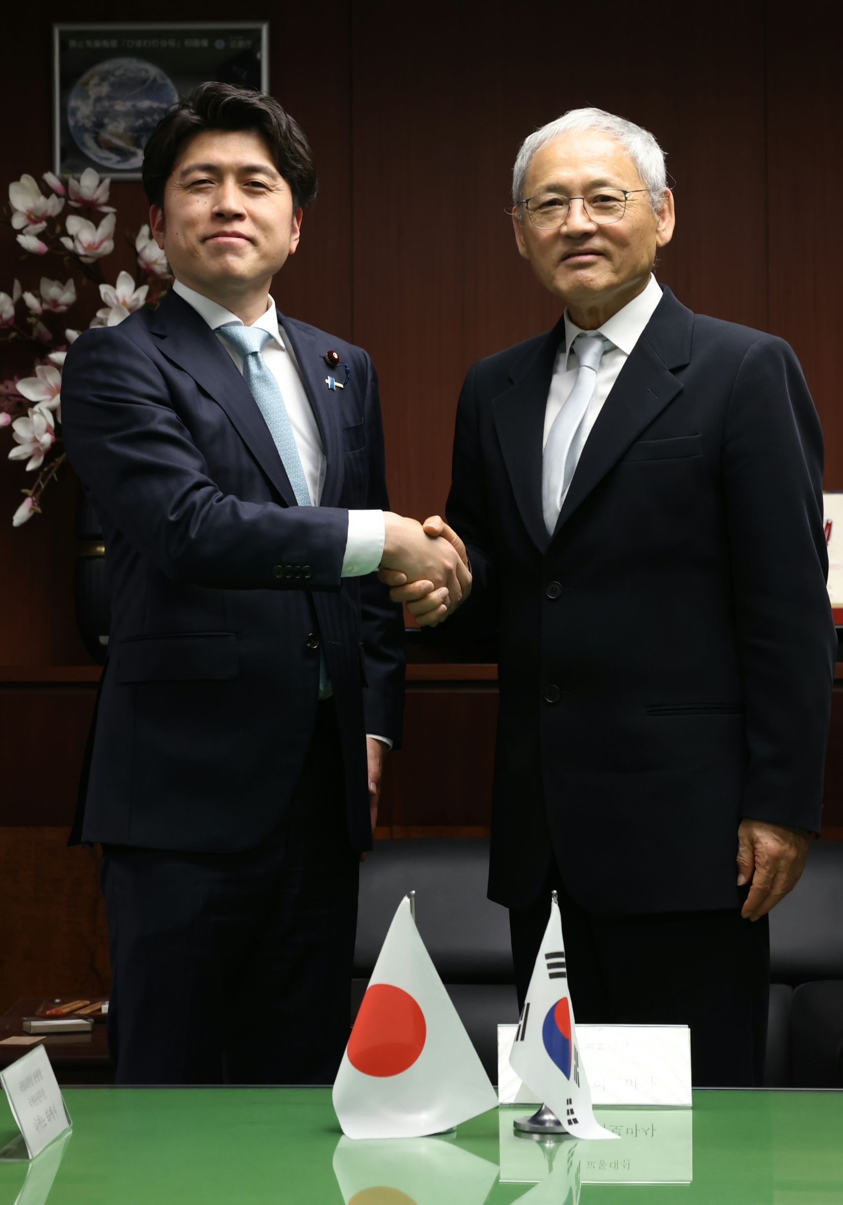 中野大臣と柳長官の記念撮影の様子