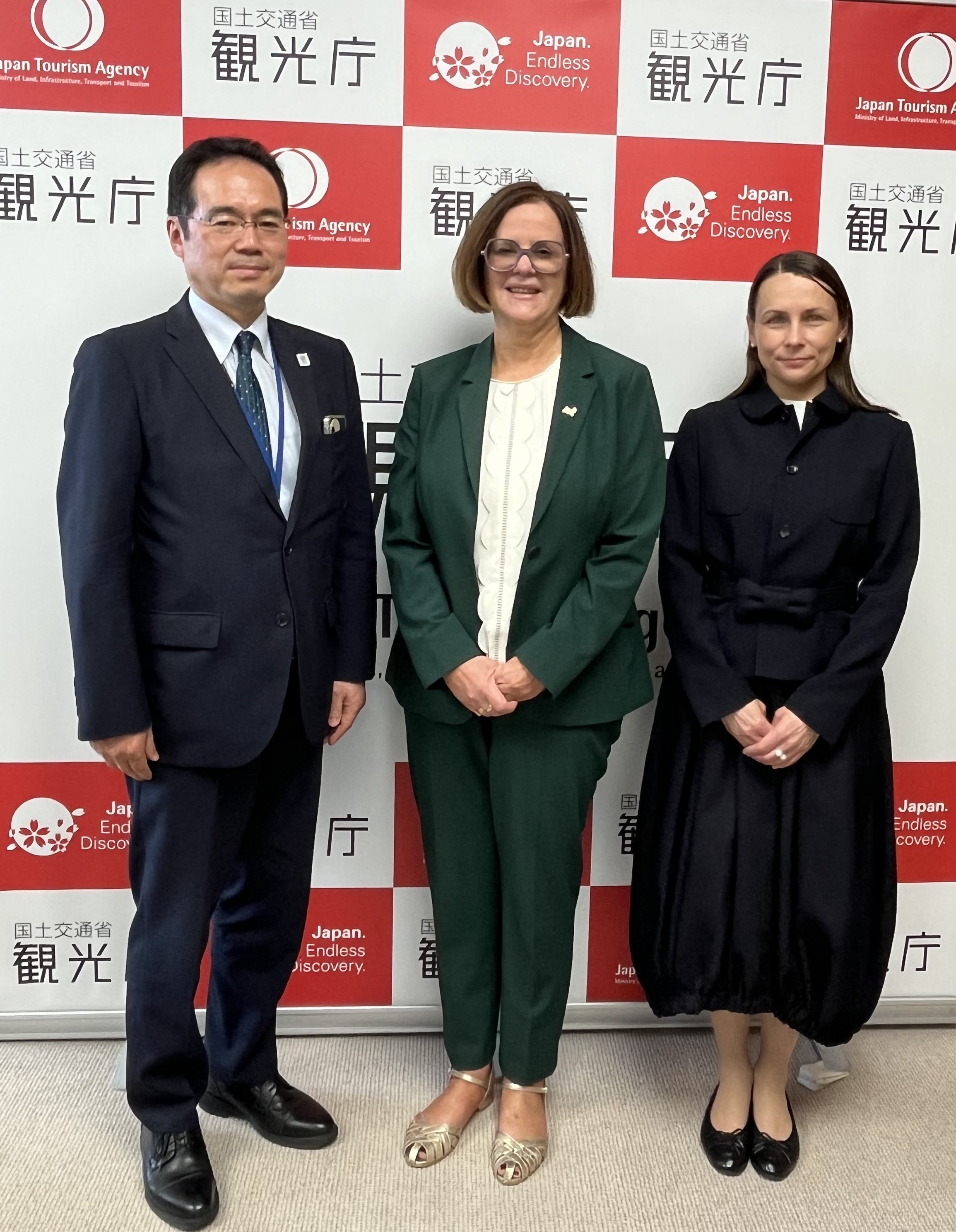 村田観光庁長官とマグダレナ・クルチ総裁、マリア・オジェウ東京支局長